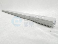 為什么線條燈硅膠燈罩?jǐn)D出時(shí)要噴油？